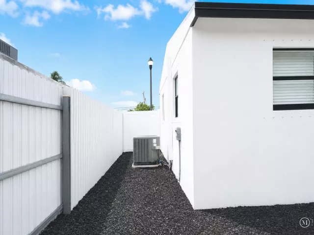 3-bedroom home for sale in West Palm Beach - 2013 Longwood Road - MondialRealty