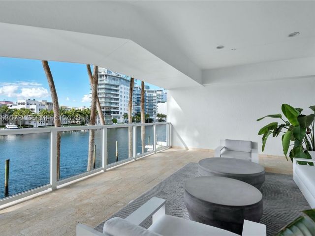 3-bedroom condo for rent in Miami Beach - 5900 Collins Ave 702 - MondialRealty