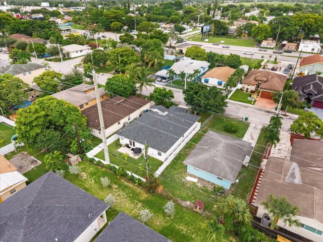 3-bedroom home for rent in Fort Lauderdale - 2848 NW 9th Place - MondialRealty