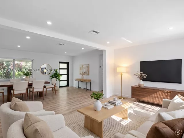 3-bedroom home for rent in Coral Gables - 5406 S Le Jeune Rd - MondialRealty