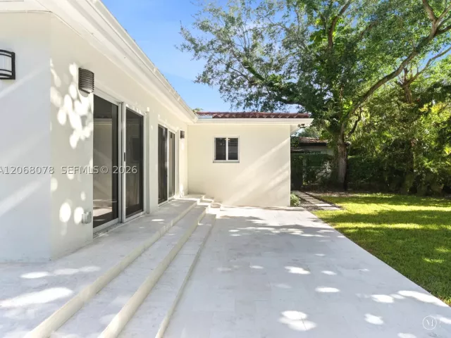 3-bedroom home for rent in Coral Gables - 5406 S Le Jeune Rd - MondialRealty