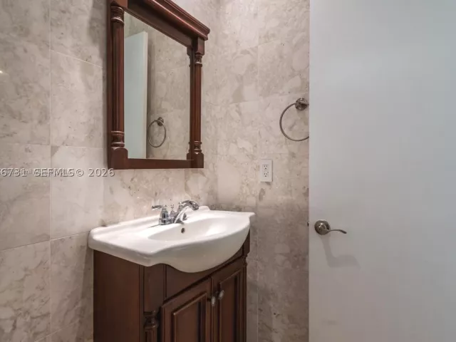 3-bedroom condo for sale in Miami - 901 Brickell Key Blvd 3004 - MondialRealty