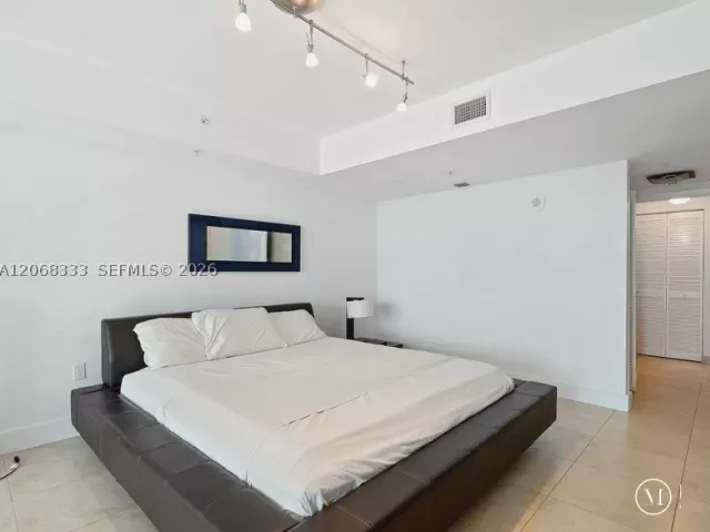 2-bedroom condo for sale in Miami - 41 SE 5th St 2310 - MondialRealty