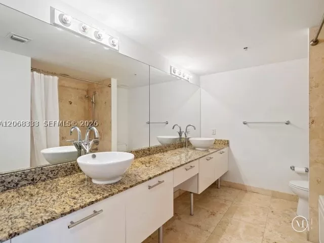 2-bedroom condo for sale in Miami - 41 SE 5th St 2310 - MondialRealty
