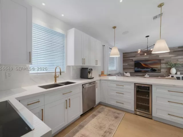 3-bedroom home for sale in Miami - 6351 SW 39th St - MondialRealty