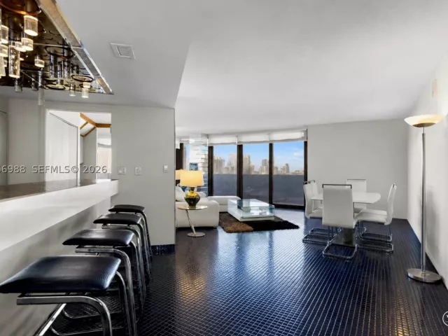 2-bedroom condo for sale in Aventura - 19667 Turnberry Way 27-B - MondialRealty