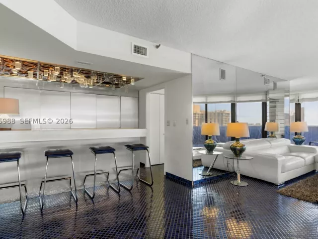 2-bedroom condo for sale in Aventura - 19667 Turnberry Way 27-B - MondialRealty