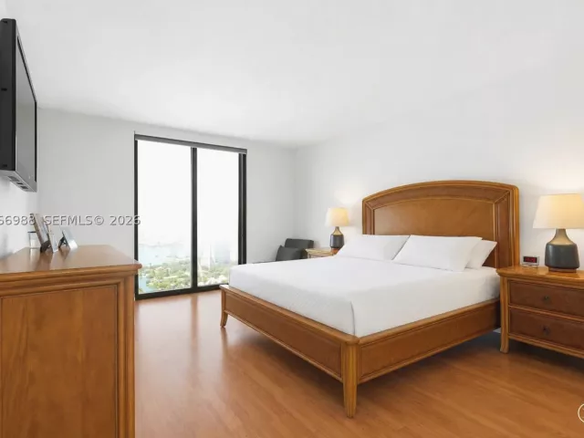 2-bedroom condo for sale in Aventura - 19667 Turnberry Way 27-B - MondialRealty