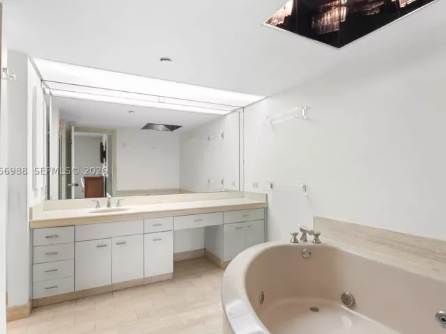 2-bedroom condo for sale in Aventura - 19667 Turnberry Way 27-B - MondialRealty