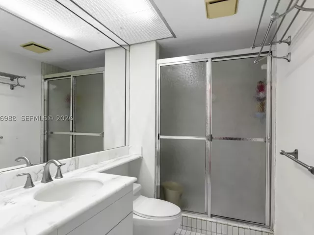 2-bedroom condo for sale in Aventura - 19667 Turnberry Way 27-B - MondialRealty