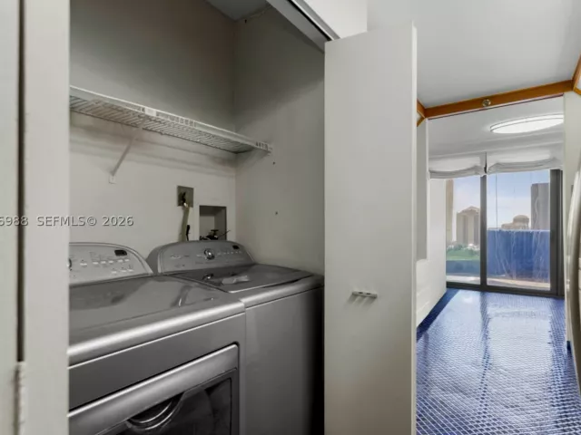 2-bedroom condo for sale in Aventura - 19667 Turnberry Way 27-B - MondialRealty