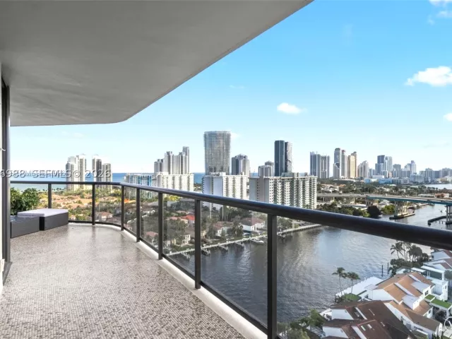 2-bedroom condo for sale in Aventura - 19667 Turnberry Way 27-B - MondialRealty