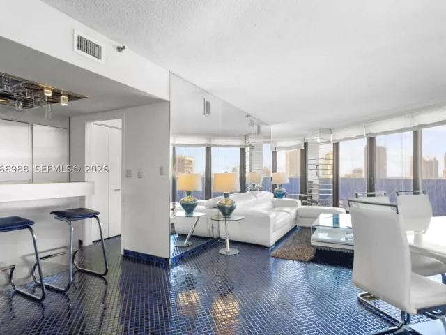 2-bedroom condo for sale in Aventura - 19667 Turnberry Way 27-B - MondialRealty