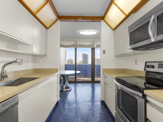 2-bedroom condo for sale in Aventura - 19667 Turnberry Way 27-B - MondialRealty