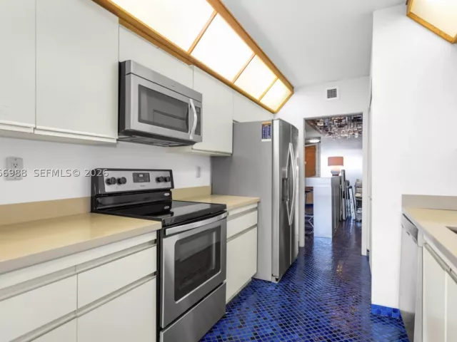 2-bedroom condo for sale in Aventura - 19667 Turnberry Way 27-B - MondialRealty