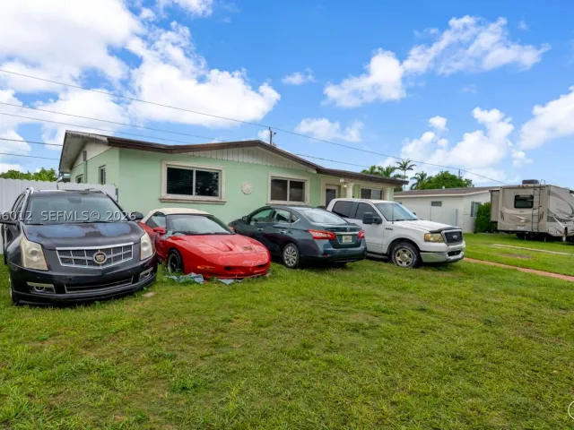 3-bedroom home for sale in Miami - 11940 SW 186th St - MondialRealty