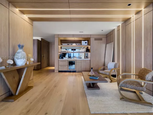 4-bedroom condo for rent in Miami - 700 NE 24th St PH-5902 - MondialRealty