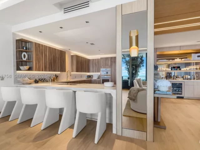 4-bedroom condo for rent in Miami - 700 NE 24th St PH-5902 - MondialRealty