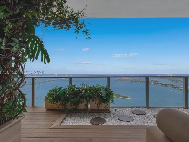 4-bedroom condo for rent in Miami - 700 NE 24th St PH-5902 - MondialRealty