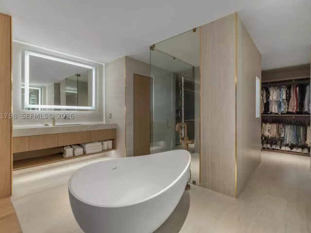 4-bedroom condo for rent in Miami - 700 NE 24th St PH-5902 - MondialRealty