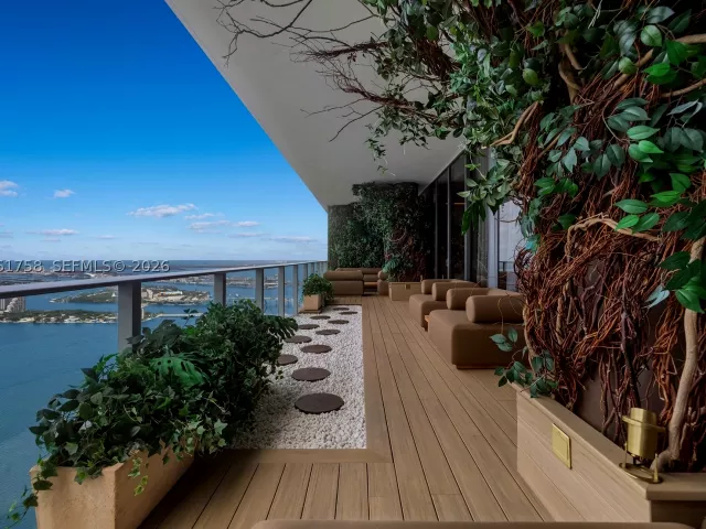 4-bedroom condo for rent in Miami - 700 NE 24th St PH-5902 - MondialRealty