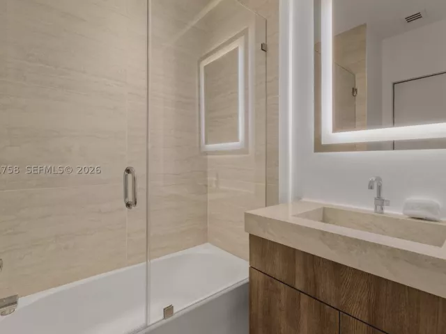 4-bedroom condo for rent in Miami - 700 NE 24th St PH-5902 - MondialRealty
