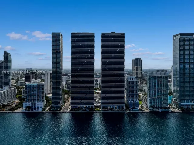 4-bedroom condo for rent in Miami - 700 NE 24th St PH-5902 - MondialRealty