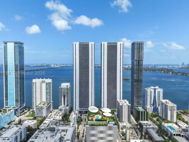4-bedroom condo for rent in Miami - 700 NE 24th St PH-5902 - MondialRealty