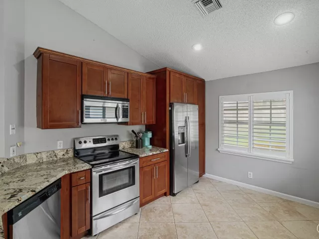 3-bedroom home for rent in Delray Beach - 3703 S LANCEWOOD Place - MondialRealty