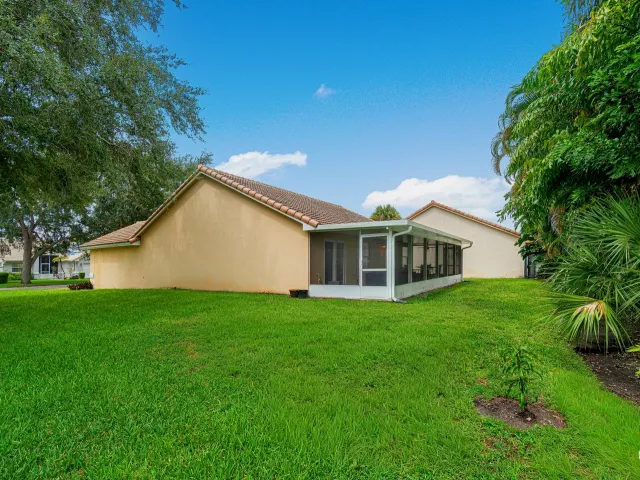 3-bedroom home for rent in Delray Beach - 3703 S LANCEWOOD Place - MondialRealty
