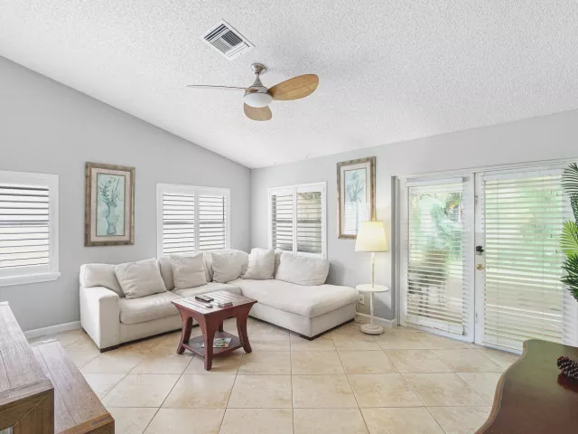3-bedroom home for rent in Delray Beach - 3703 S LANCEWOOD Place - MondialRealty
