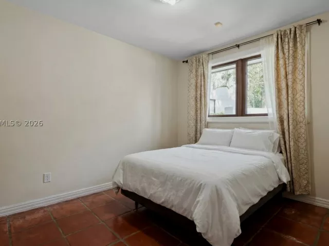 7-bedroom home for sale in Coral Gables - 7701 Old Cutler Rd - MondialRealty