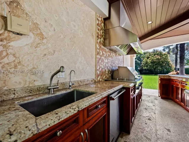 7-bedroom home for sale in Coral Gables - 7701 Old Cutler Rd - MondialRealty