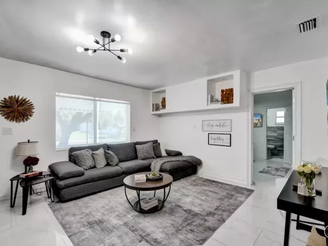 2-bedroom home for rent in Hollywood - 2001 Washington Street - MondialRealty