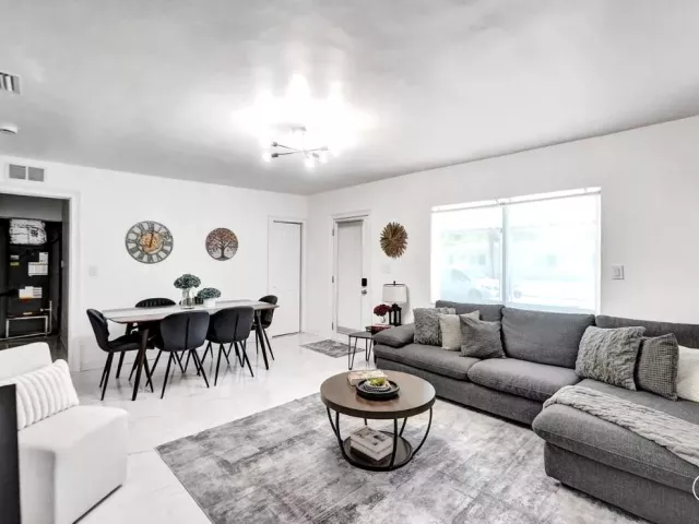 2-bedroom home for rent in Hollywood - 2001 Washington Street - MondialRealty