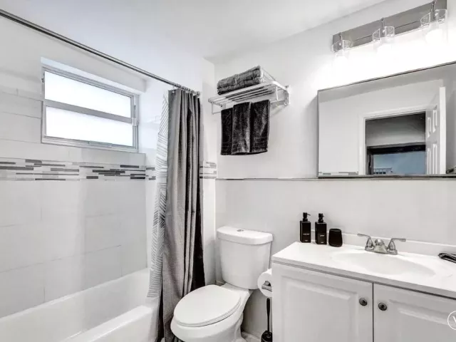 2-bedroom home for rent in Hollywood - 2001 Washington Street - MondialRealty