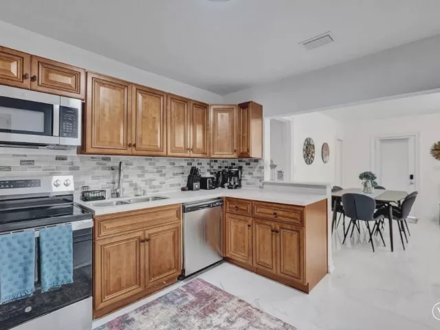 2-bedroom home for rent in Hollywood - 2001 Washington Street - MondialRealty
