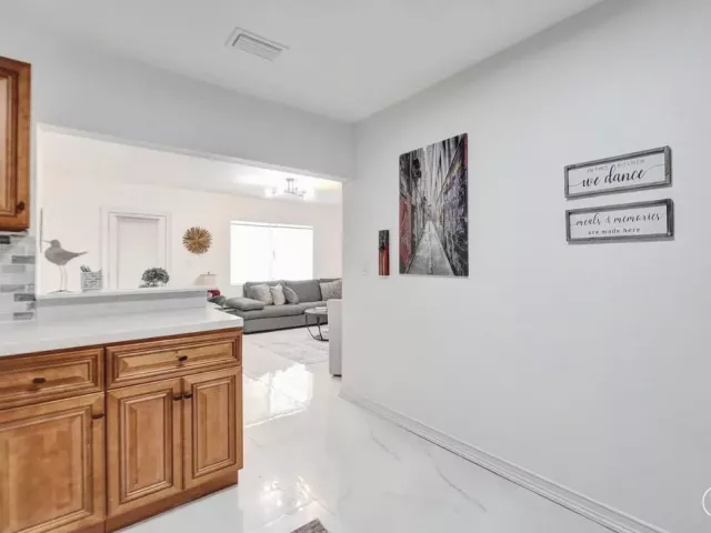 2-bedroom home for rent in Hollywood - 2001 Washington Street - MondialRealty