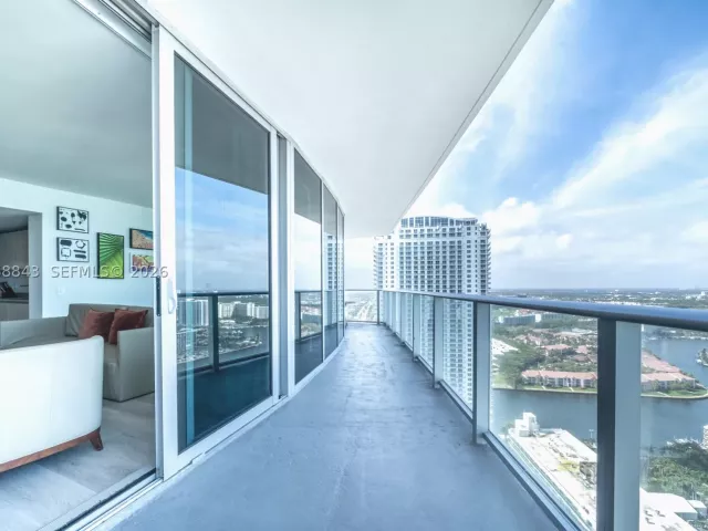 1-bedroom condo for sale in Hollywood - 4111 S Ocean Dr 3112 - MondialRealty