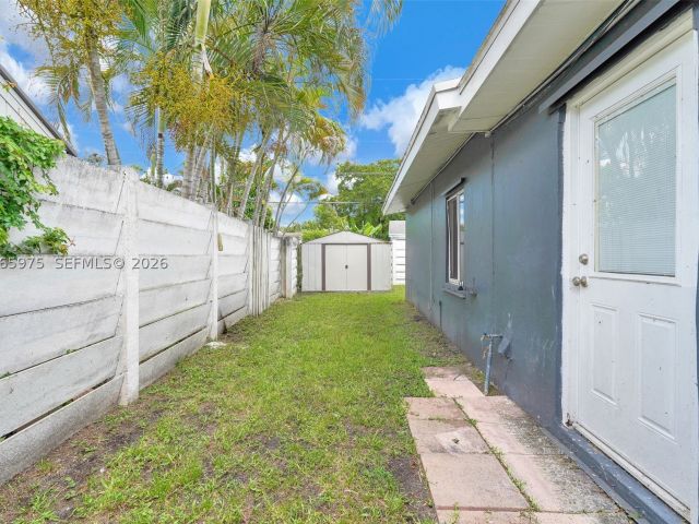 5-bedroom home for sale in Hollywood - 407 S 56th Ter - MondialRealty