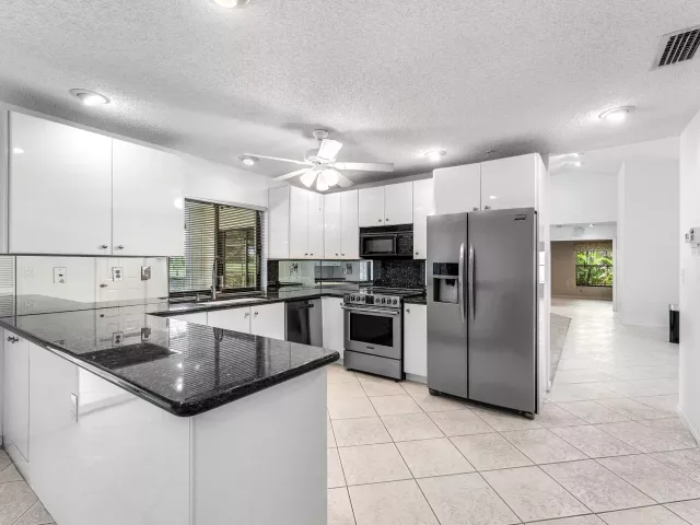 3-bedroom home for sale in Boca Raton - 10775 Boca Woods Lane - MondialRealty