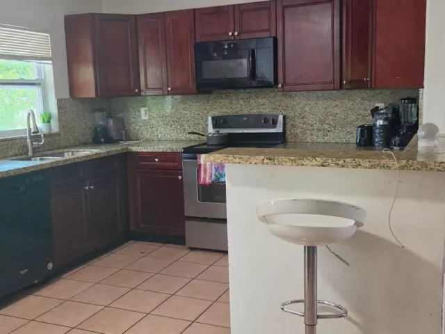 3-bedroom home for sale in Deerfield Beach - 601 W Sample Rd - MondialRealty