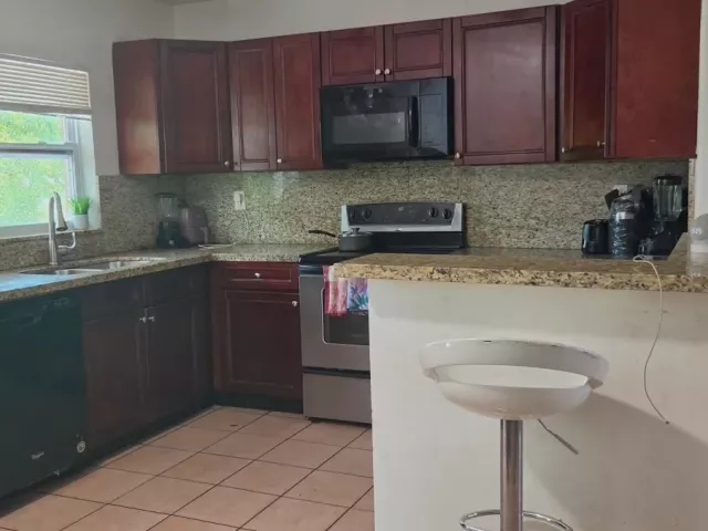 3-bedroom home for sale in Deerfield Beach - 601 W Sample Rd - MondialRealty