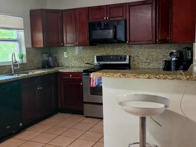 3-bedroom home for sale in Deerfield Beach - 601 W Sample Rd - MondialRealty