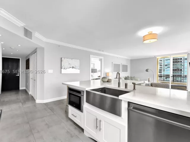 2-bedroom condo for sale in Miami Beach - 90 Alton Rd 1102 - MondialRealty