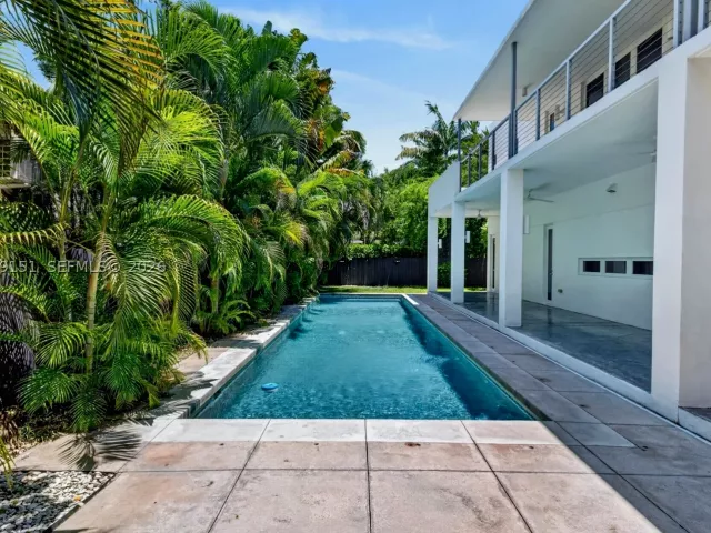 4-bedroom home for rent in Miami - 745 SW 22nd Rd - MondialRealty