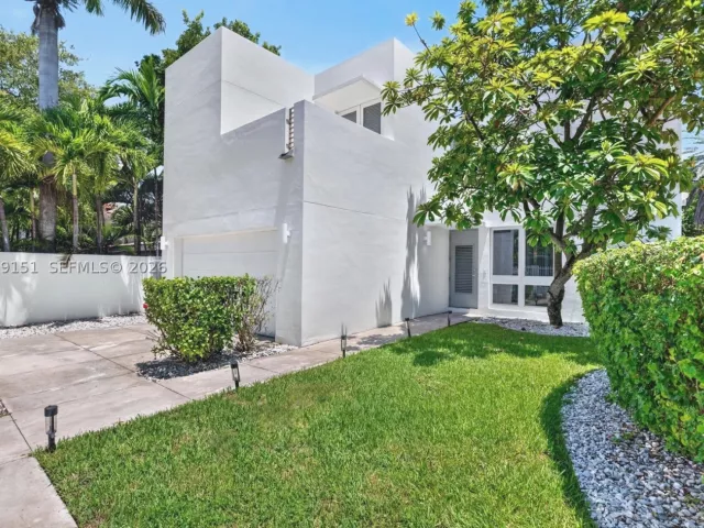 4-bedroom home for rent in Miami - 745 SW 22nd Rd - MondialRealty