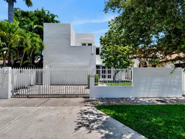 4-bedroom home for rent in Miami - 745 SW 22nd Rd - MondialRealty