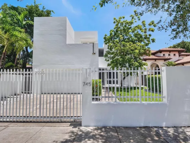 4-bedroom home for rent in Miami - 745 SW 22nd Rd - MondialRealty