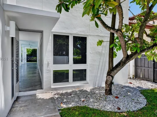 4-bedroom home for rent in Miami - 745 SW 22nd Rd - MondialRealty